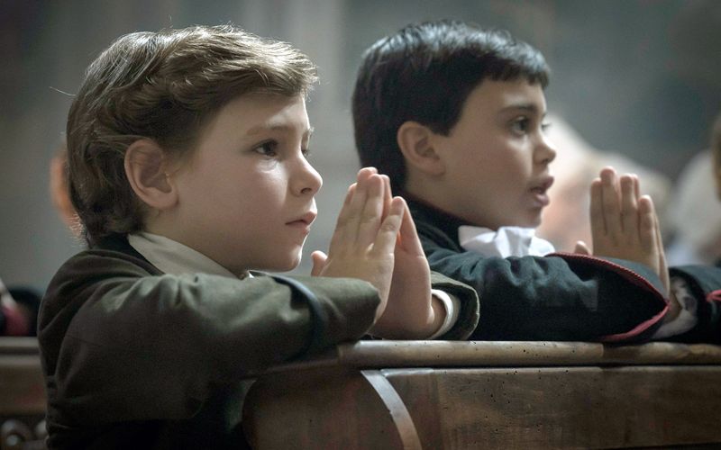Edgardo Mortara (Enea Sala, links) soll ein ordentlicher Katholik werden.