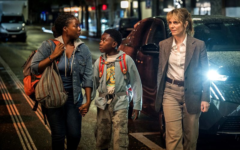 Mit der Geschichte um Moya Alemu (Nambitha Ben-Mazwi, links) und ihren Sohn Yaro Alemu (André Nkot Olinga) rückte der Zürich-"Tatort: Könige der Nacht" mit Kommissarin Isabelle Grandjean (Anna Pieri Zuercher) auch das Schicksal von illegal in der Schweiz lebenden Migranten in den Fokus. 