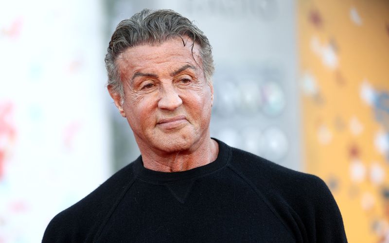 Sylvester Stallone nahm vieles auf sich, um sich den Traum von der Schauspielkarriere zu erfüllen: Nachdem er aus seiner Wohnung geflogen war, musste er einige Nächte an einer Bushaltestelle in New York schlafen. Er nahm dann - aus Verzweiflung - die Rolle in einem Erwachsenenfilm ("Kitty & Studs - Der italienische Deckhengst") an, die ihm immerhin 200 Dollar einbrachte.