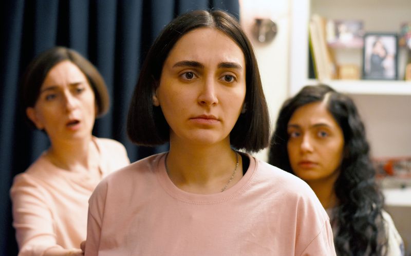Rezvan (Mahsa Rostami, Mitte) und ihre Schwestern hinterfragen das Herrschaftssystem im Iran - das kann gefährlich für sie werden.