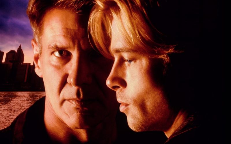 Der IRA-Untergrundkämpfer Frankie McGuire (Brad Pitt) reist unter falschem Namen in die USA ein und kommt bei dem ahnungslosen New Yorker Cop Tom O'Meara (Harrison Ford, links) und dessen Familie unter.