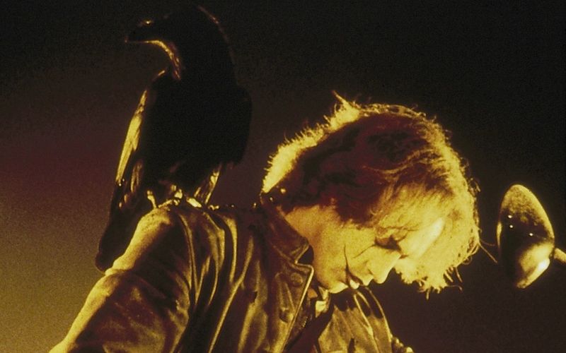 Eric Draven (Brandon Lee), ein charismatischer Rebell, ist von den Toten wieder auferstanden, um den Mord an seiner Lebensgefährtin zu rächen.