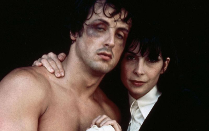 Die "Rocky"-Filme machte Sylvester Stallone zu einem der größten Stars in Hollywood. Und auch für Talia Shire (Bild, Produktionsbild zum ersten "Rocky"-Film), die Rockys große Liebe Adrian spielte, bedeutete die Filmreihe einen Meilenstein in ihrer Karriere. Am 25. April wird die Schwester von Francis Ford Coppola 80 Jahre alt. Wir zeigen aus diesem Anlass, wie sich ihre, Stallones und die Karrieren ihrer "Rocky"-Kollegen nach der Boxfilm-Reihe entwickelt haben.