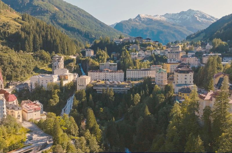 Bad Gastein, die Diva der Alpen: Der Kurort zieht seit Generationen prominente Besucher an, die nach Erholung suchen, sich von der Berglandschaft inspirieren lassen oder den mondänen Rahmen für große Auftritte nutzen.
