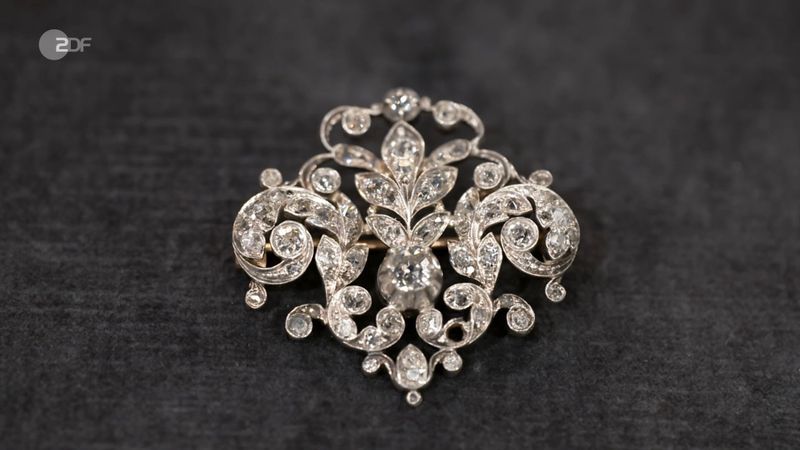 "Die Brosche, die habe ich so ungefähr 40 Jahre, seitdem ich studiert habe", erzählte Michael aus Celle. Um sich ein bisschen Geld dazuzuverdienen, ging er damals immer auf Flohmärkte und suchte nach Schnäppchen.
