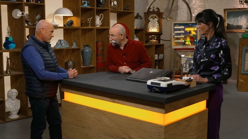 "Ein sehr schönes Schmuckstück", fand Horst Lichter. Gebannt lauschte der "Bares für Rares"-Moderator der Geschichte des Verkäufers, wie er an die Brosche kam ...
