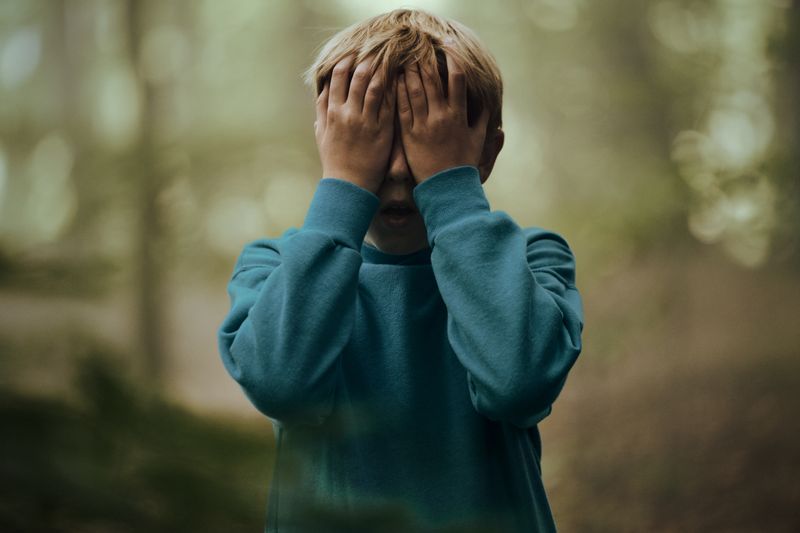 Vor vielen Jahren spielte Emil (David Dam Jexent) bei einem Ausflug mit anderen Heimkindern Verstecken, wenig später machte er einen grausigen Fund. 