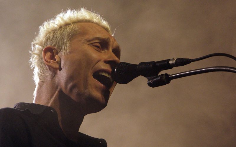 Ärzte-Sänger Farin Urlaub hat sein erstes Soloalbum seit zwölf Jahren angekündigt, die erste Single heißt "Happy 2bD".