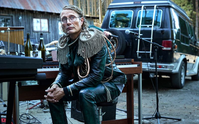Der unter einer Identitätsstörung leidende Manfred (Mads Mikkelsen) lebt in seiner ganz eigenen Welt.