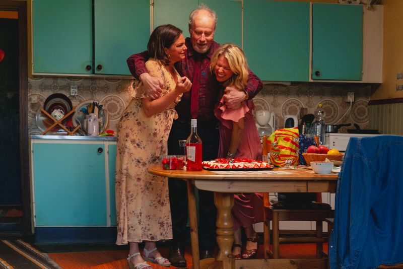 Kenneth (Lennart Jähkel) hat seine beiden Töchter nach dem frühen Tod seiner Frau alleine groß gezogen. Heute sind Lina (Michaela Thorsén, links) und Petra (Ulrika Nilsson) erwachsen und haben selbst Kinder. Die drei Generationen sind - bei aller Unterschiedlichkeit - recht eng miteinander. Nun bringt Kenneths Demenz das Gebilde ins Wanken.