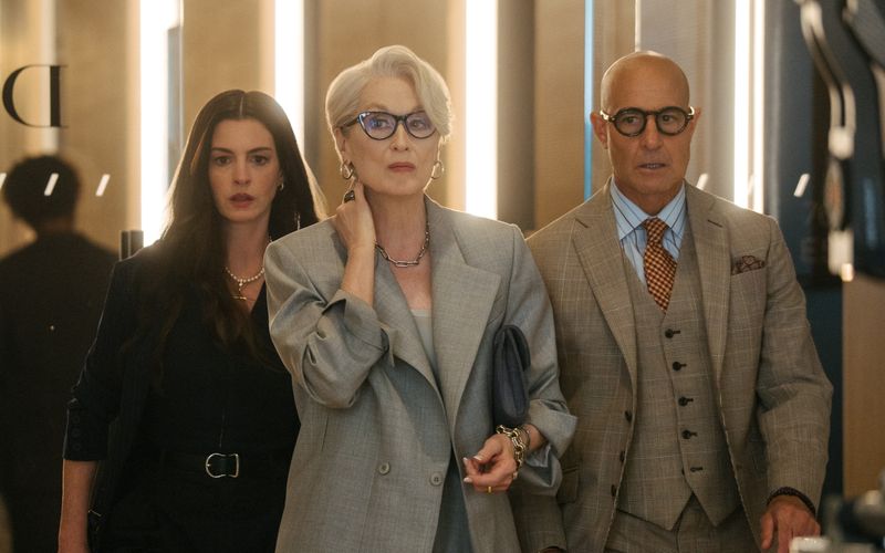 In "Der Teufel trägt Prada 2" wirken alle Stars mit, die auch schon vor 20 Jahren im Vorgängerfilm zu sehen waren. Im Bild, von links: Anne Hathaway, Meryl Streep und Stanley Tucci.