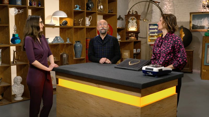 Mit einem begeisterten "Oh, welch ein Geschmeide" reagierte Horst Lichter in der Montagsausgabe von "Bares für Rares" (ZDF) auf ein besonderes Collier, das einst als Wertanlage gekauft wurde. Doch die Geschichte dahinter war bewegender: Denn ursprünglich wollte die Mutter der Verkäuferin den Schmuck selbst ins Pulheimer Walzwerk bringen.