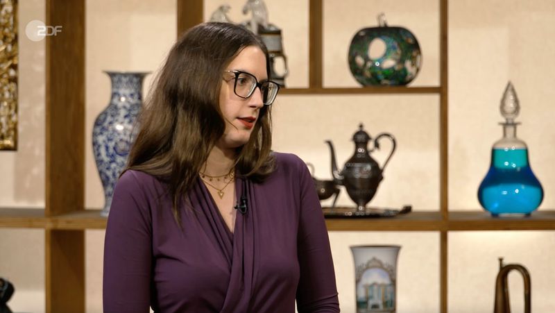 Ein Collier, das vor einigen Jahrzehnten ursprünglich als Wertanlage von ihrer Großmutter gekauft wurde, wollte Julia aus Bad Schönborn nun veräußern. Über die Jahre wanderte das Schmuckstück durch die Familie. "Meine Mutter meinte, ich könnte es tragen, aber für mich ist es einfach zu besonders", erzählte die Verkäuferin in Erinnerung.