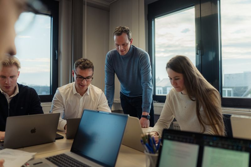 Florian Neuhann unternimmt mit einem befreundeten Jura-Professor ein interessantes Experiment an der Uni Düsseldorf. Talentierte Jura-Studenten müssen einen Fall unter Zeitdruck lösen. Eine Gruppe arbeitet mit und ein ohne KI. Eine dritte Gruppe besteht nur aus KI. Wer wird gewinnen?