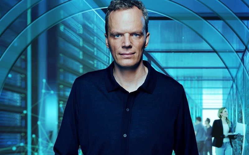 ZDF-Wirtschaftsexperte Florian Neuhann beschäftigt sich mit einer der wichtigsten Fragen unserer Zeit. Sie lautet: Frisst die KI unsere Jobs? Welche Arbeit ist noch sicher,  und wie müssen wir uns verändern, damit Menschen weiter gefragt sein werden?