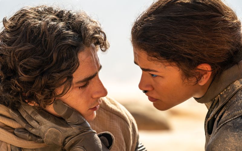 Chani (Zendaya) gibt dem hadernden Paul (Timothée Chalamet) Halt und führt ihn in die Lebensweise in der Wüste ein. 