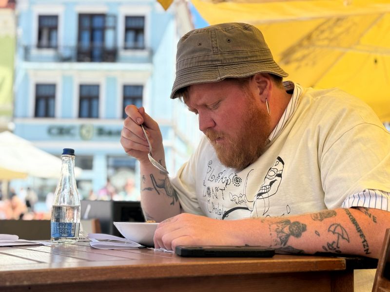 Das Gericht hat Lukas Mraz noch nie gesehen, aber es muss Hühnchen sein. Glaubt er zumindest.