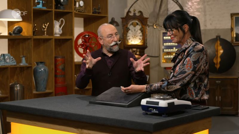 Heide Rezepa-Zabel schwärmte beim Anblick des Verkaufsobjekts: "Die ist richtig gut, oder?" Lichter stimmte zu: "Die macht Pamm", kommentierte er die Brosche und veranschaulichte seine These mit einer Handbewegung. "Die ist wie ein Stern im Weltraum, der explodiert!"