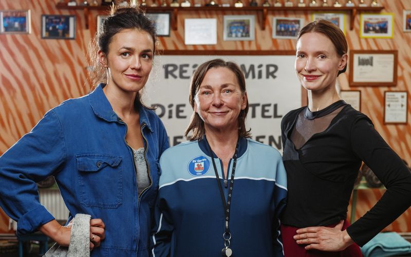 Eine Mutter und zwei Töchter. Das macht drei ungleiche Frauen in der bezaubernden Ost-Komödie "Mensch Mutti!" im Ersten: Das in die Jahre gekommene Fitnessstudio von Familie Hopp muss gerettet werden. Es packen an: Tochter Daniela (Lucie Heinze, links), Mutter Christa (Steffi Kühnert) und Ballerina-Tochter Serafina (Frida-Lovisa Hamann) aus Paris.