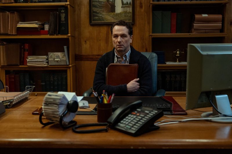 Keine Horrorgeschichte ist zu absurd, um wahr zu sein, wie der wenig respektierte Bürgermeister Tom Loftis (Matthew Rhys) am eigenen Leib erfährt.