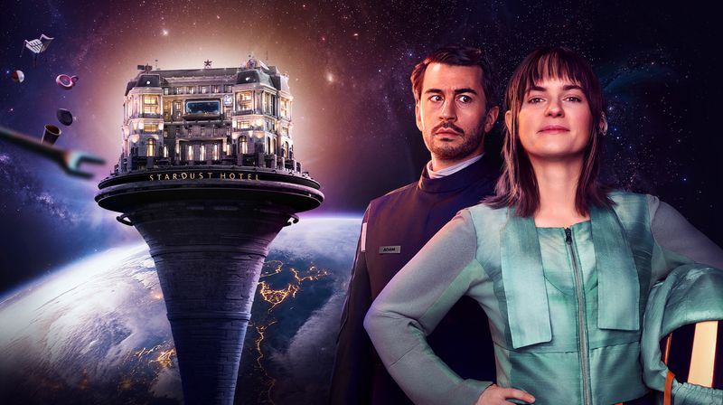 In "Stardust Hotel" erbt Nia (Vanessa Loibl) das titelgebende Grand Hotel und trifft dort auf den besonderen Androiden Adam (David Brizzi).