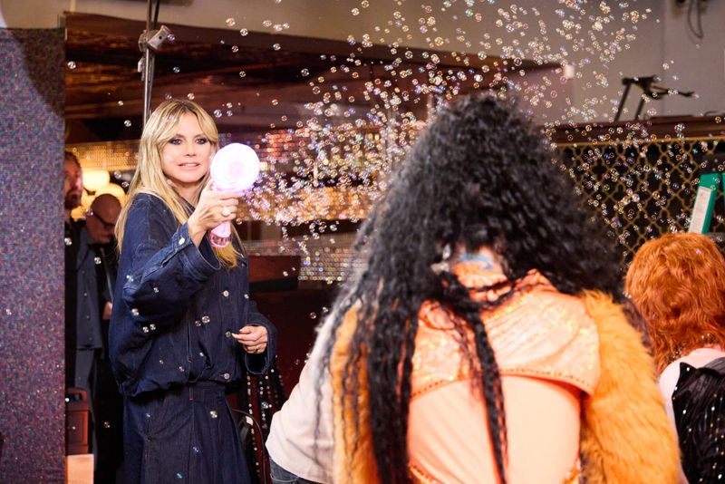 Heidi Klum unterstützt ihre Models beim Fotoshooting.
