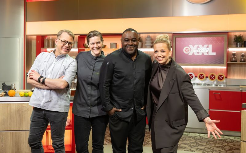 Diese Profis nehmen bei Moderatorin und Kollegin Zora Klipp (rechts) den Kochwettkampf mit Amateurköchen auf (von links): Mario Kotaska, Viktoria Fuchs und Nelson Müller.