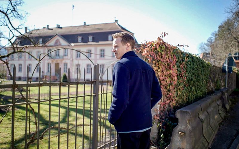 Jochen Breyer erkundet die "geheime Welt des Adels" in Deutschland.