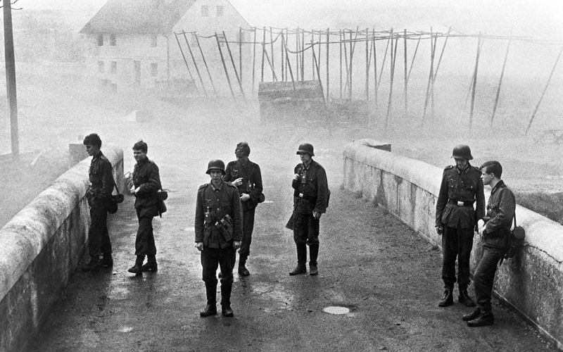 Eine lächerlich kleine Brücke, eine lächerlich kleine Gruppe, eine große Tragödie: Die unbedarften Oberschüler Hans, Albert, Walter, Jürgen, Klaus, Sigi und Karl (von links: Folker Bohnet, Fritz Wepper, Michael Hinz, Frank Glaubrecht, Volker Lechtenbrink, Günther Hoffmann, Karl Michael Balzer) werden in einen sinnlosen Tod geschickt.