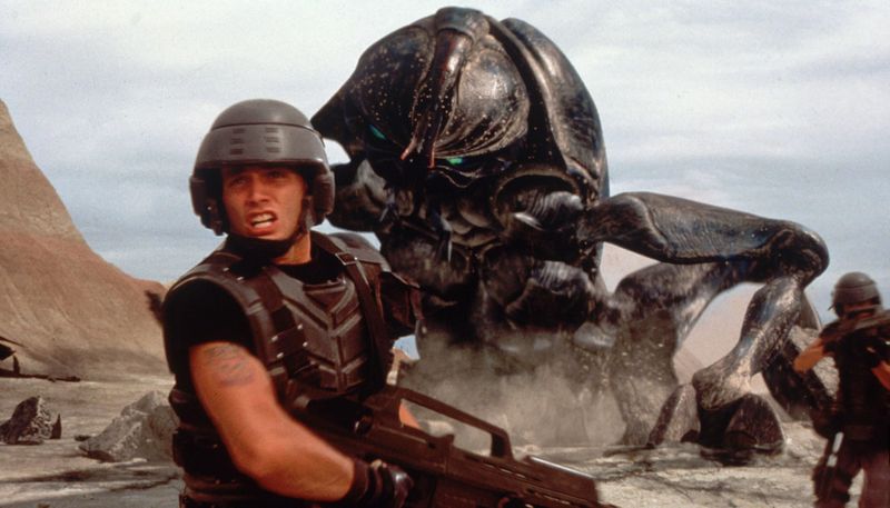 Da hilft kein Insektenspray mehr: Johnny Rico (Casper Van Dien) bekommt es mit einer überdimensionierten Schabe zu tun, die auch noch Feuer spukt.