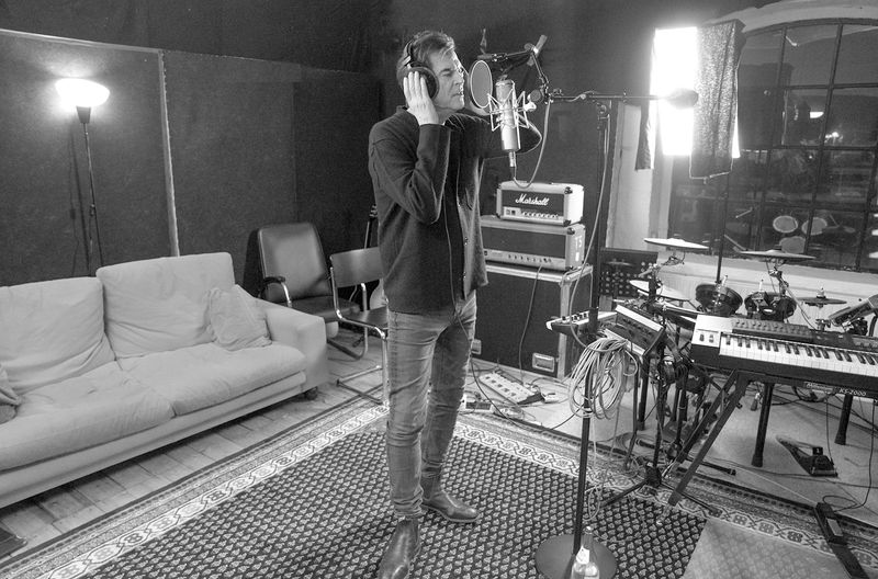Sänger Campino, Frontmann der Toten Hosen, singt im Studio einen neuen Song ein. Die Kamera war dabei.