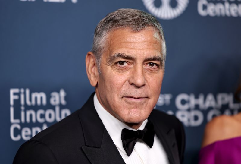Schauspieler George Clooney hat angekündigt, sich künftig verstärkt auf Projekte abseits der Kameras zu konzentrieren.