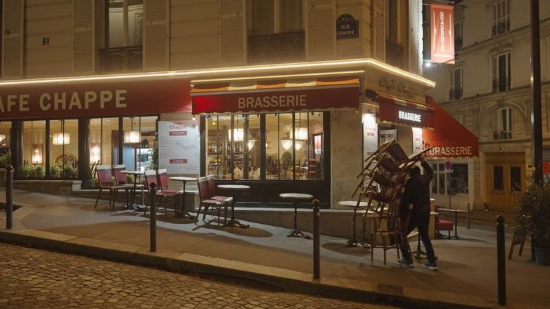 Paris am frühen Morgen: Die Café-Betreiber bereiten sich auf die ersten Gäste vor.