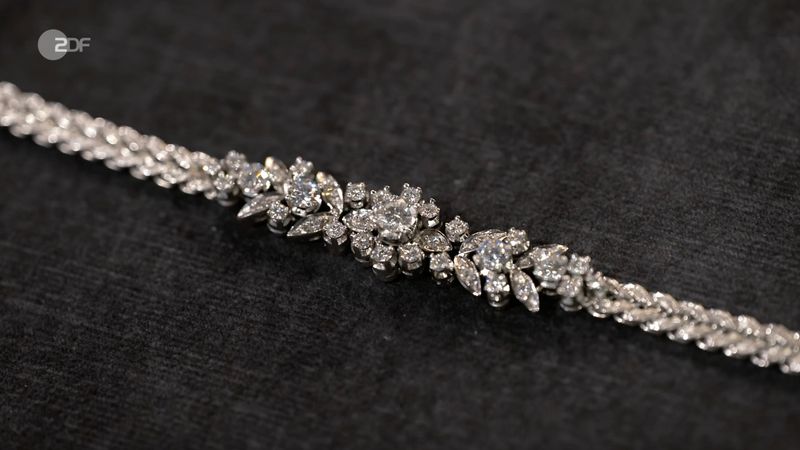 Anke aus Menden hatte das Diamant-Armband vor einigen Jahren von ihrer Patentante geerbt. Wirklich getragen hatte sie es jedoch nie: "Ich wüsste gar nicht, zu welchem Anlass", gestand sie. Deshalb wollte sie sich nun von dem Schmuckstück trennen. Expertin Wendela Horz ordnete das Armband aus 750er-Weißgold zeitlich in die 1970er-Jahre ein.