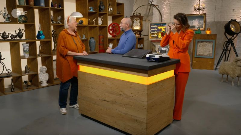 Ein wunderschönes Diamantarmband aus den 1970er-Jahren weckte in der Mittwochsausgabe der ZDF-Trödelshow "Bares für Rares" mit Horst Lichter große Hoffnungen - bis Expertin Wendela Horz stutzig wurde. Ihr "komisches Bauchgefühl täuschte sie nicht. Irgendwas stimmte mit dem Schmuck nicht.