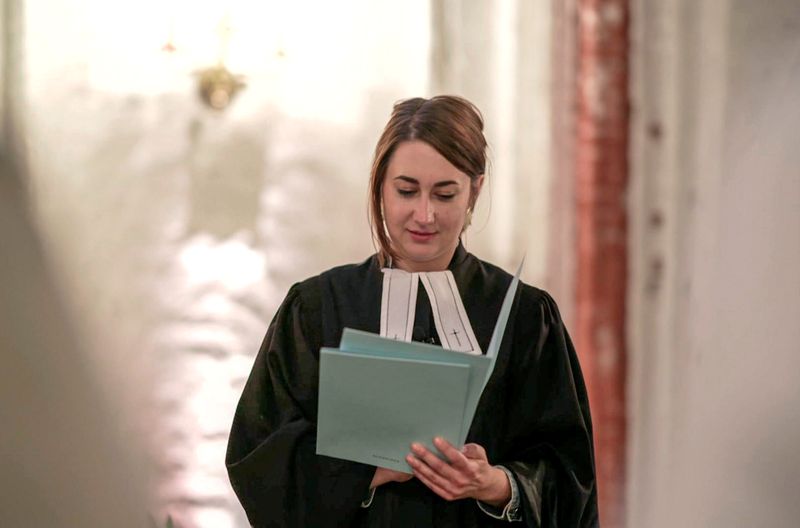 Wer Rebecca Assif auf der Kanzel erlebt, sieht eine selbstbewusste junge Frau, die anderen Menschen Halt und Orientierung gibt - Dinge, die ihr selbst lange gefehlt haben.