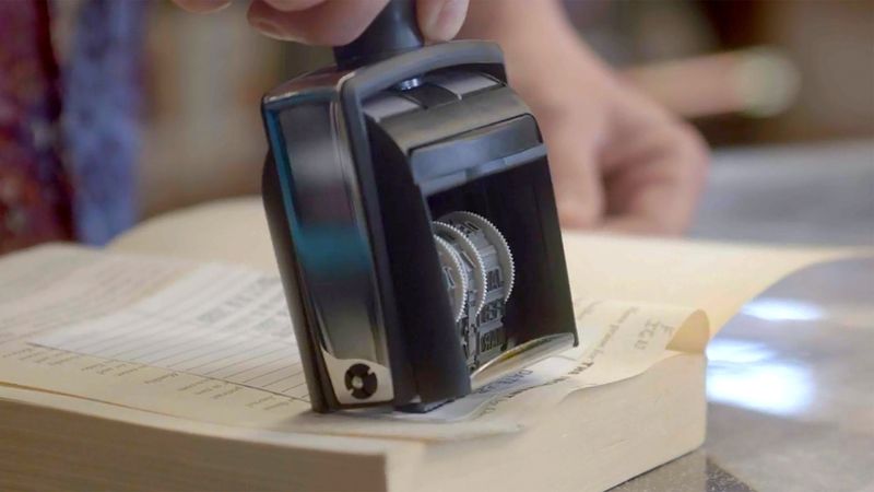 Viele Bibliothekarinnen stellen sich trotz Drohungen gegen die Zensur und kämpfen für geistige Freiheit. 