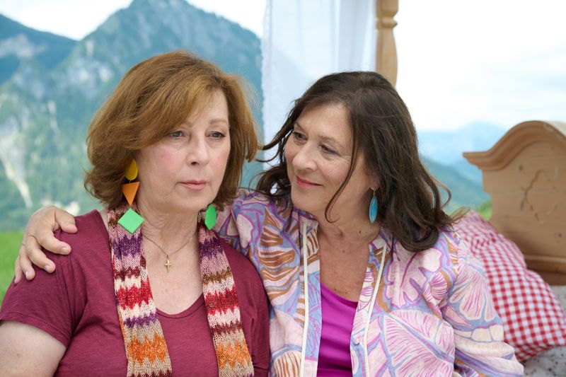 Liz White (Bettina Redlich, links) begibt sich auf eine Wanderung mit ihrer Schwester Eva (Eva Mattes).