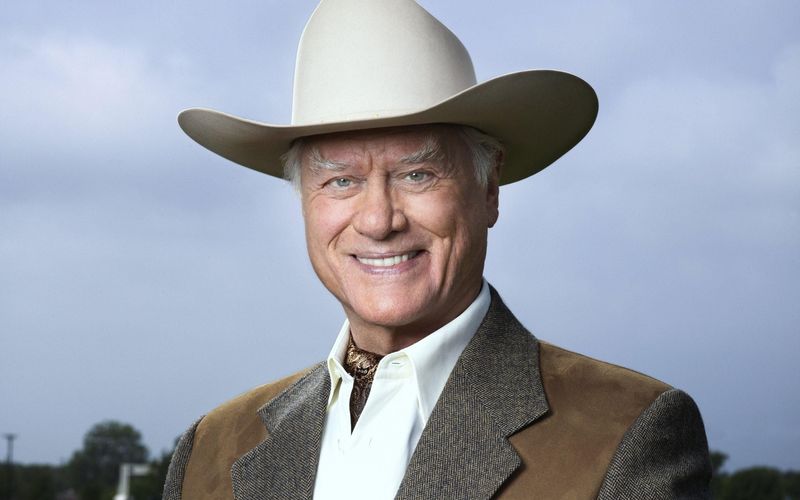 Er gehörte zu den bekanntesten Schauspielern der Erde. Und es war eine einzige Rolle, die ihn weltweit zum Star werden ließ. Die des Schurken. Larry Hagman war J.R. Ewing, unumstrittener Star der TV-Serie "Dallas". 1978 war sie erstmals auf Sendung, 378 Folgen wurden ausgestrahlt und sorgten dafür, dass die TV-Zuschauer überall auf der Erde ein einziges großes Feindbild hatten. 