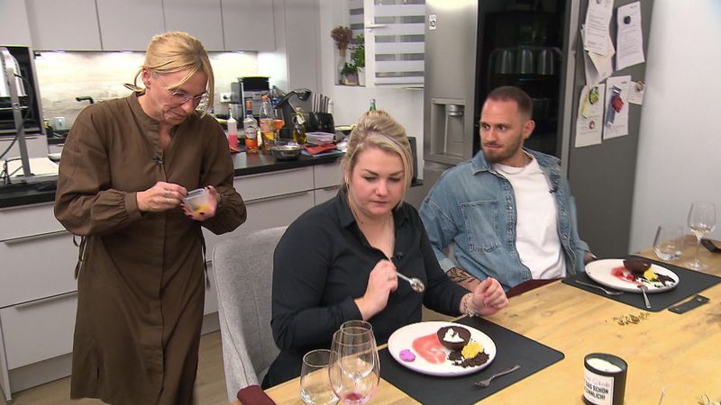 Diana (Mitte) und Manuel finden: Auf dem Dessert-Teller ist viel los - auch farblich. Dabei fehlt noch der Fruchtkaviar.
