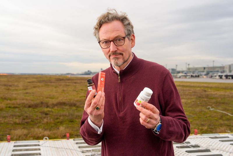 Dr. Eckart von Hirschhausen am Frankfurter Flughafen. Allein 2024 stellte der Zoll über zwei Millionen illegale Ampullen und Tabletten sicher.