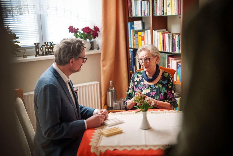 Dr. Eckart von Hirschhausen besucht die 80-jährige Viktoria in ihrer Berliner Wohnung. Auch Viktoria wurde Opfer eines Deepfake-Betrugs.