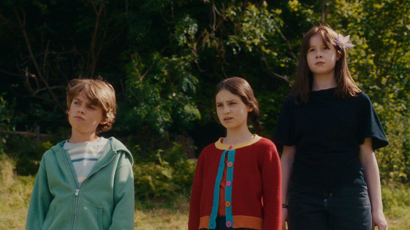 Joe (Phoenix Laroche), Fran (Billie Gadsdon, Mitte) und Beth (Delilah Bennett-Cardy) finden Wälder eigentlich schrecklich langweilig. In "Der Wunderweltenbaum" werden sie ihre Meinung aber bald ändern.