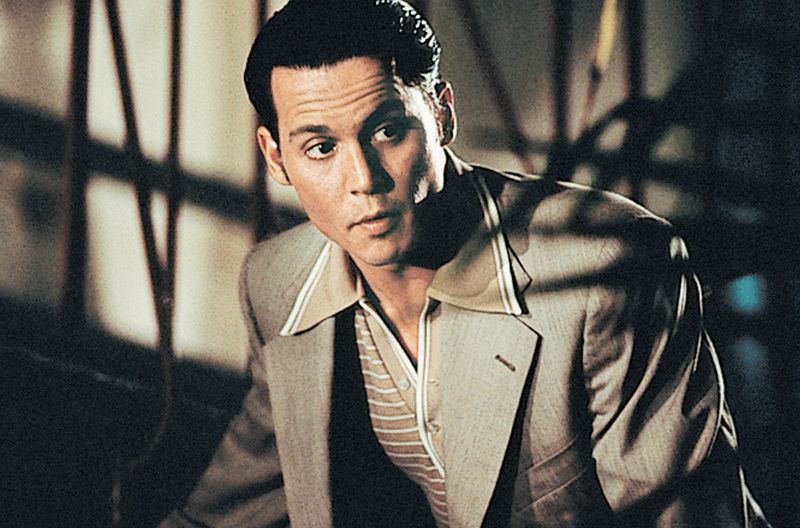 Er spielt die Titelfigur, die auf einer wahren Geschichte basiert: In "Donnie Brasco" (Sonntag, 3. Mai, 20.15 Uhr, ARTE) begeistert Johnny Depp als FBI-Agent, der die Mafia ausspionieren soll. Für uns gehört der Thriller von Regisseur Mike Newell zu den besten Gangsterfilmen aller Zeiten ... 