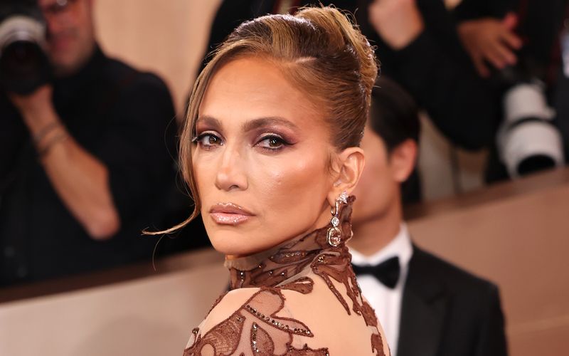 Schummeln erlaubt? Manchmal muss man eben ein wenig nachhelfen, um ewig jung - oder wenigstens ein paar Jahre jünger - zu bleiben. Manche Stars wie Jennifer Lopez nahmen es mit der eigenen Altersangabe nicht ganz so genau ...  