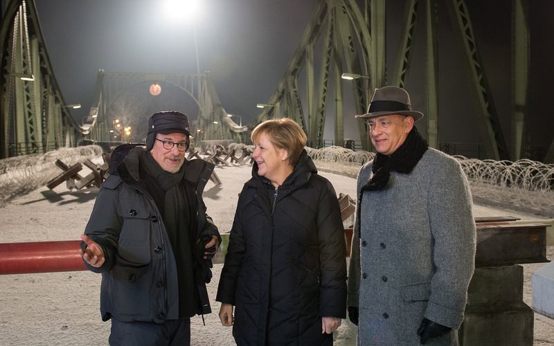 Ende 2014 drehte Starregisseur Steven Spielberg (links) mit Hollywoodstar Tom Hanks an und auf der Glienicker Brücke Szenen für den Historienfilm "Bridge of Spies". Einen Besuch am Set ließ sich die damalige Kanzlerin Angela Merkel nicht entgehen.