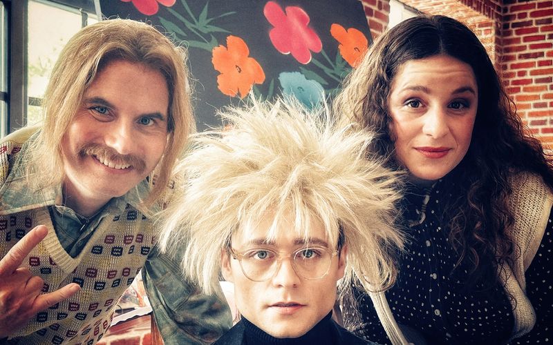 Bernd (Carsten Strauch, links) und Frauke (Lou Strenger) aus Kassel mischen die WG von ihrem Idol Andy Warhol (Tom Böttcher) auf.