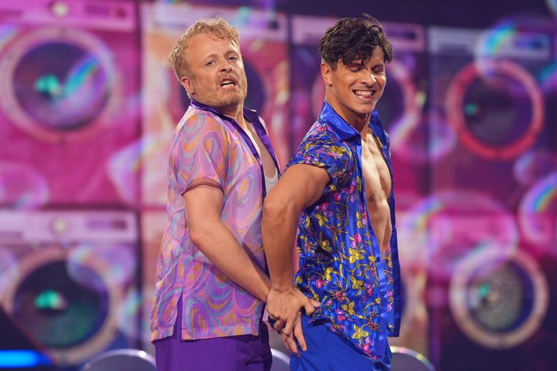 Sänger Ross Antony hat bei der Salsa mit Alexandru Ionel  viel Spaß.