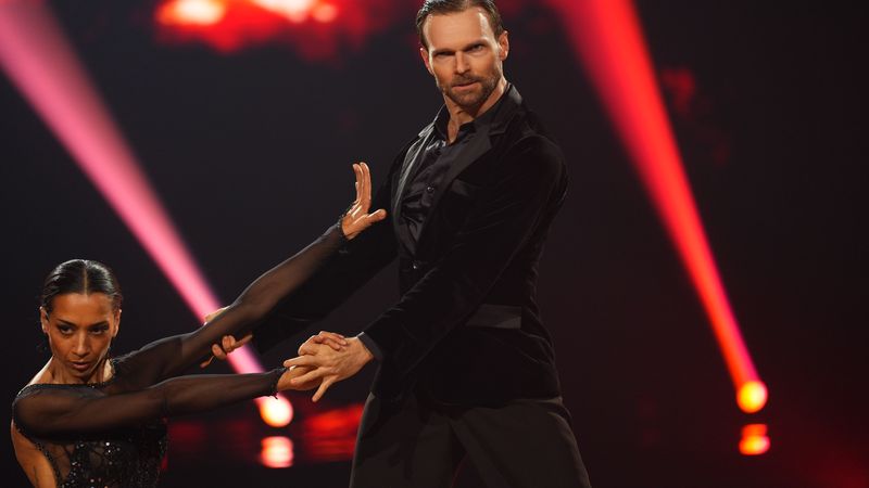 Sängerin Nadja Benaissa verheddert sich beim Tango mit Vadim Garbuzov in ihrem Kleid, aber sie tanzt einfach weiter. Garbuzov: "Du bist eine Königin!"