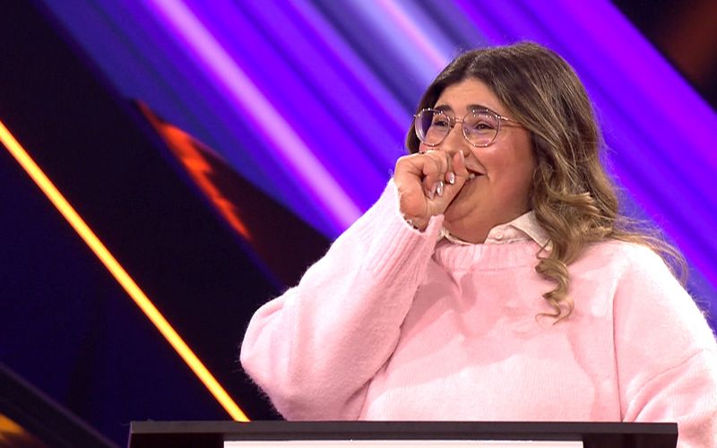 Kandidatin Gizem bringt den Moderator mit einer Geschichte zum Staunen. 
